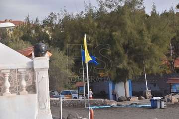 Izado de la bandera azul en Hoya del Pozo (foto TA/Francisco Javier Santana)
